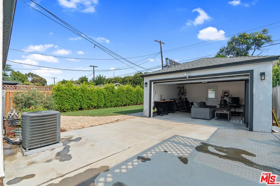 15220 Morrison St, Van Nuys CA  91403-1503 exterior