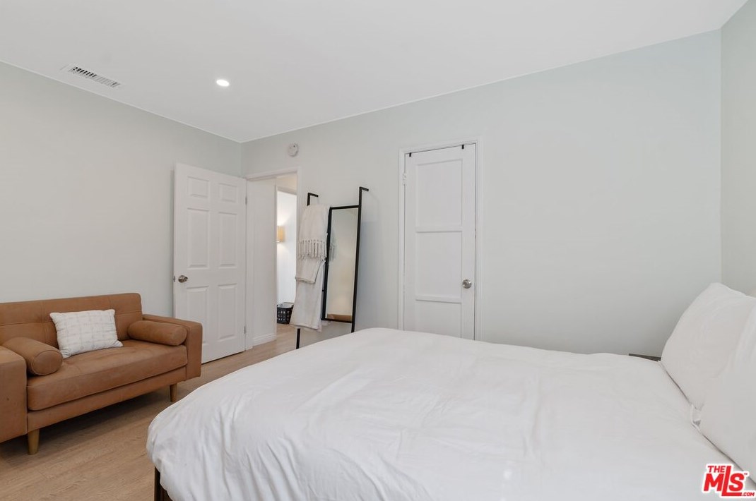 15220 Morrison St, Van Nuys CA  91403-1503 exterior