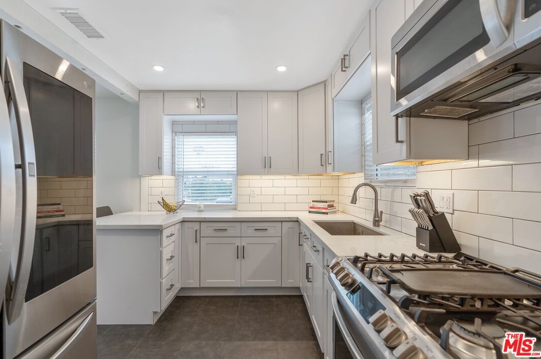 15220 Morrison St, Van Nuys CA  91403-1503 exterior