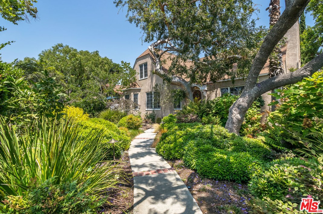 952 Citrus Ave, Los Angeles, CA 90036-4929