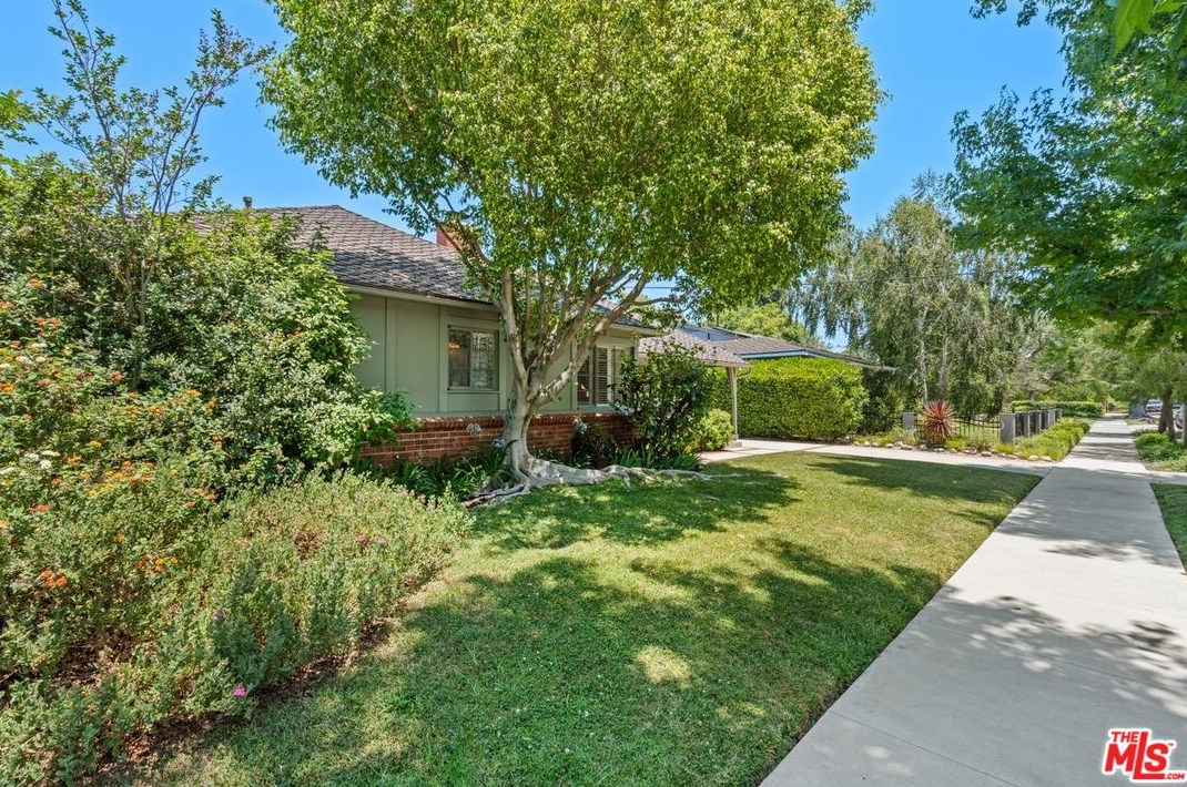 14031 Weddington St, Van Nuys, CA 91401