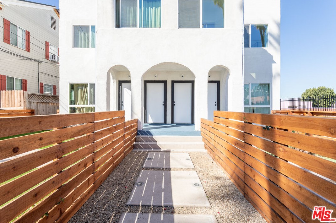 117 Westlake Ave, Los Angeles CA  90006-3014 exterior