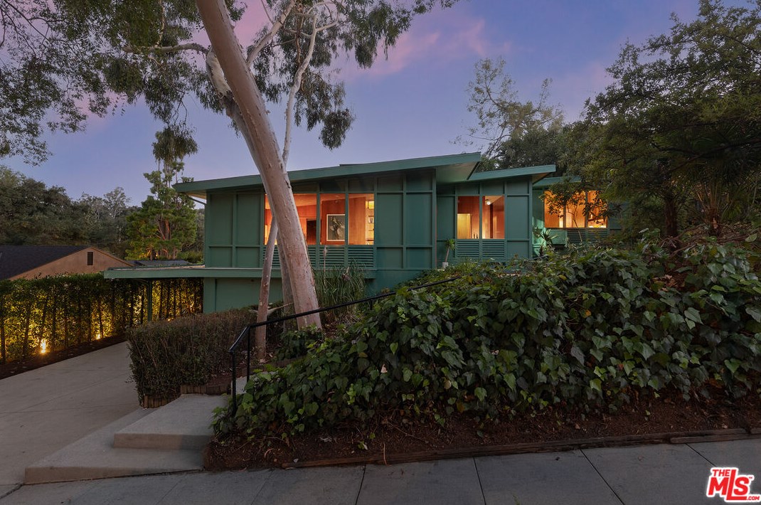 1475 Scenic Dr, Pasadena, CA 91103