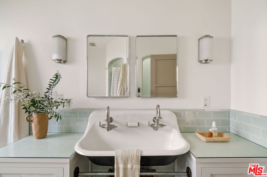 1716 Dillon St, Los Angeles CA  90026-1114 exterior