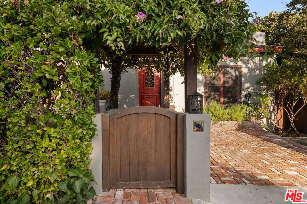 1716 Dillon St, Los Angeles, CA 90026-1114
