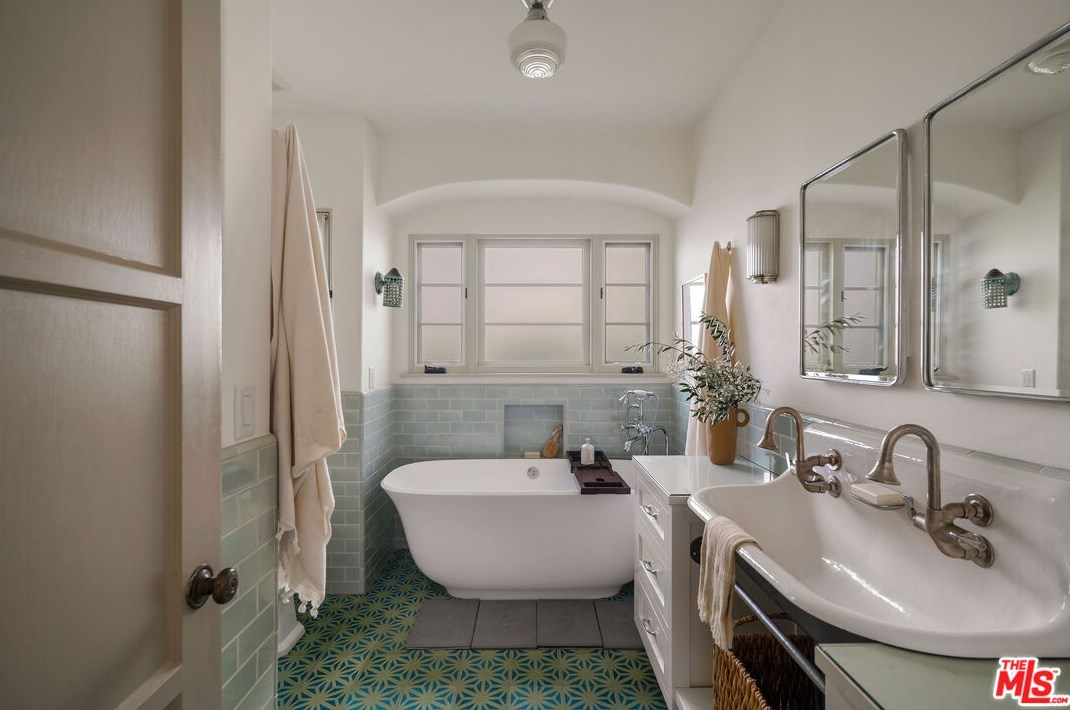 1716 Dillon St, Los Angeles CA  90026-1114 exterior