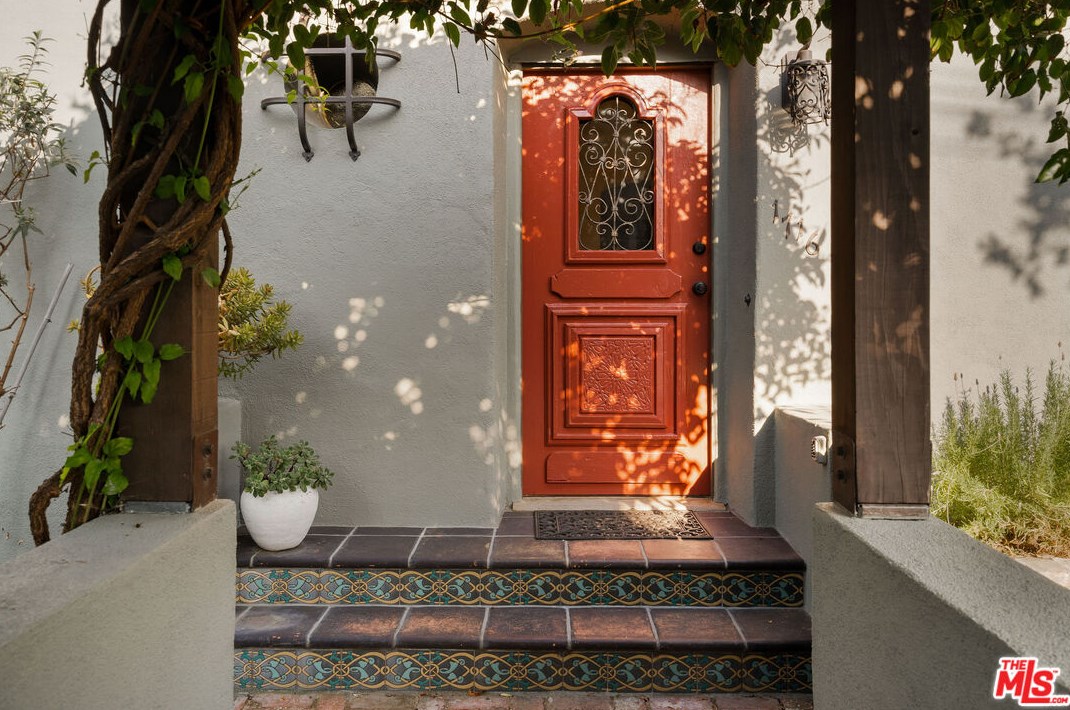 1716 Dillon St, Los Angeles CA  90026-1114 exterior