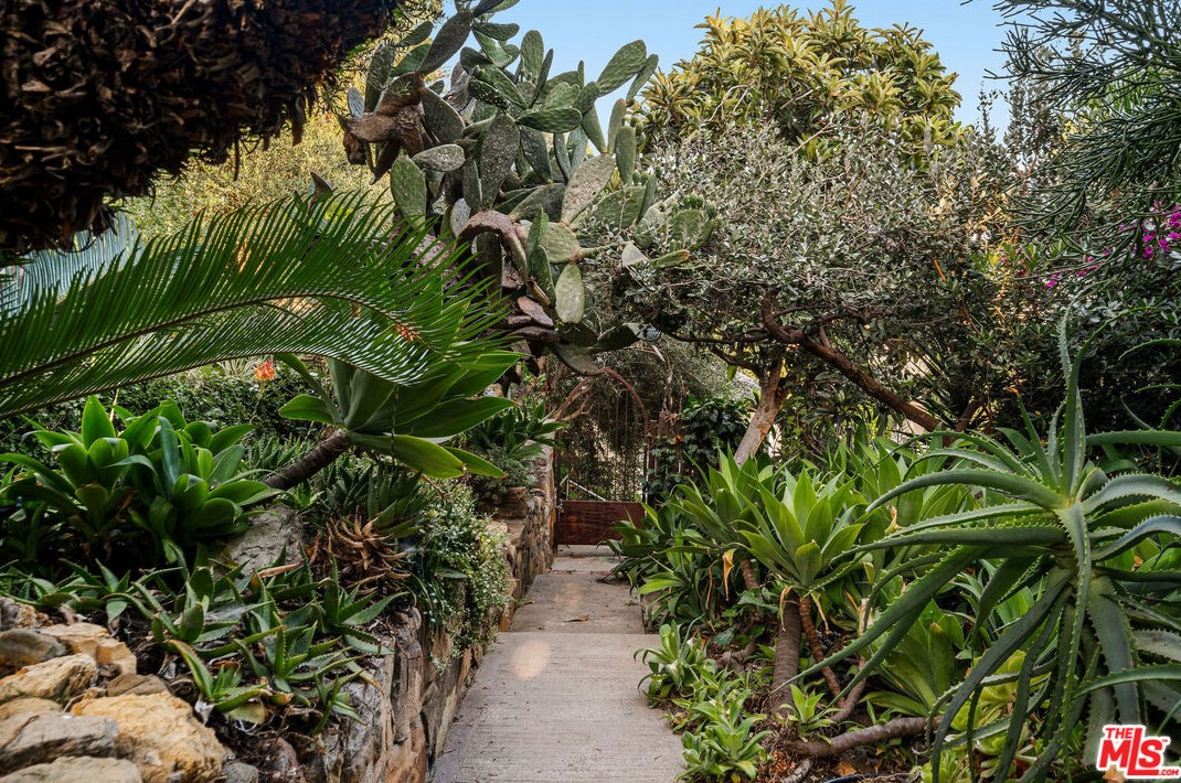 1716 Dillon St, Los Angeles CA  90026-1114 exterior