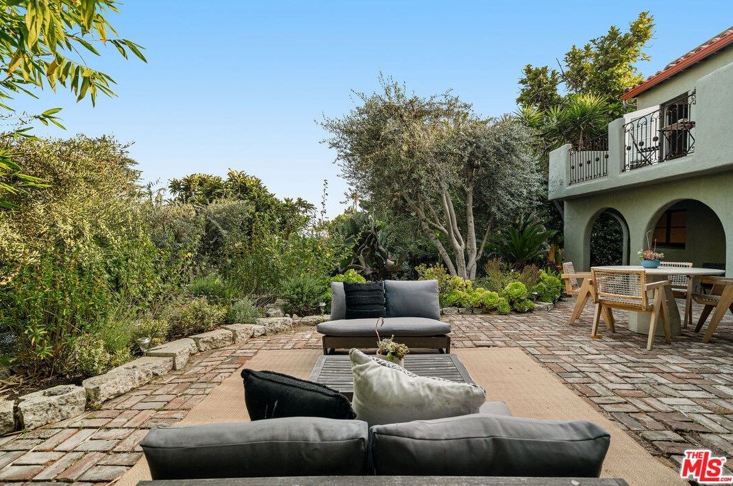 1716 Dillon St, Los Angeles CA  90026-1114 exterior