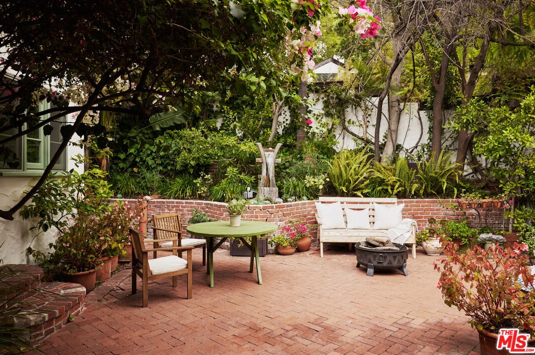 1725 Mount Olympus Dr, Los Angeles CA  90046-2034 exterior