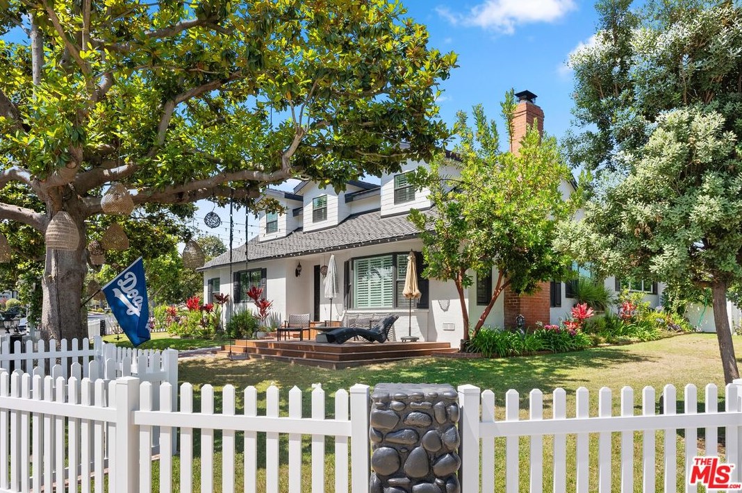 7701 Kentwood Ave, Los Angeles, CA 90045-1148