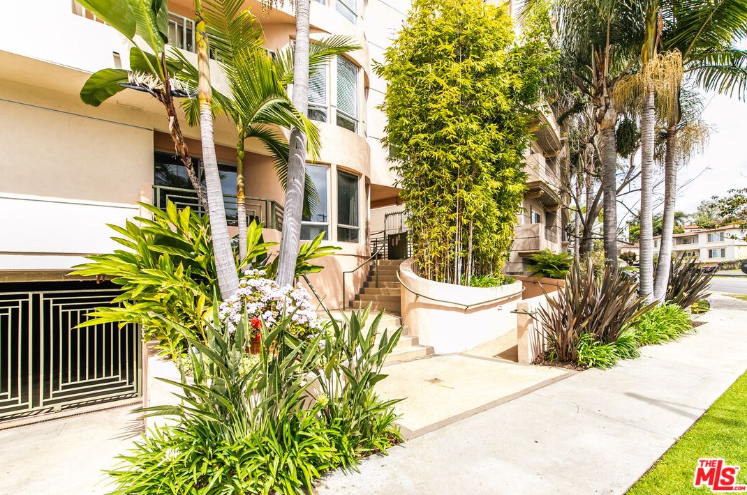 2111 Beverly Glen Blvd, Los Angeles CA  90025-6064 exterior