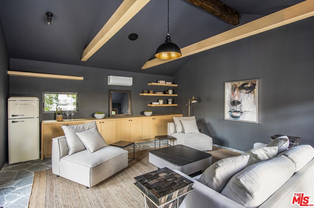 4845 Matilija Ave, Van Nuys CA  91423-2422 exterior