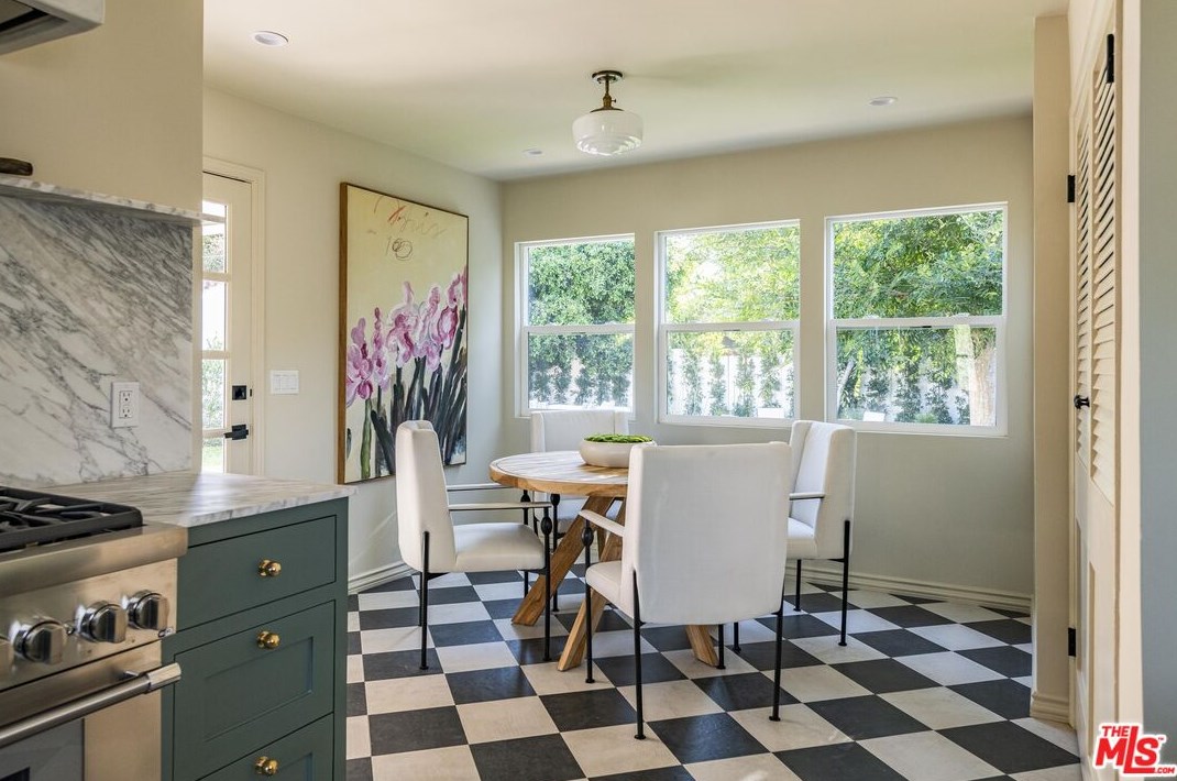 4845 Matilija Ave, Van Nuys CA  91423-2422 exterior