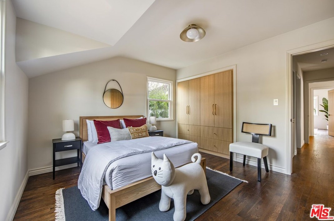 4845 Matilija Ave, Van Nuys CA  91423-2422 exterior