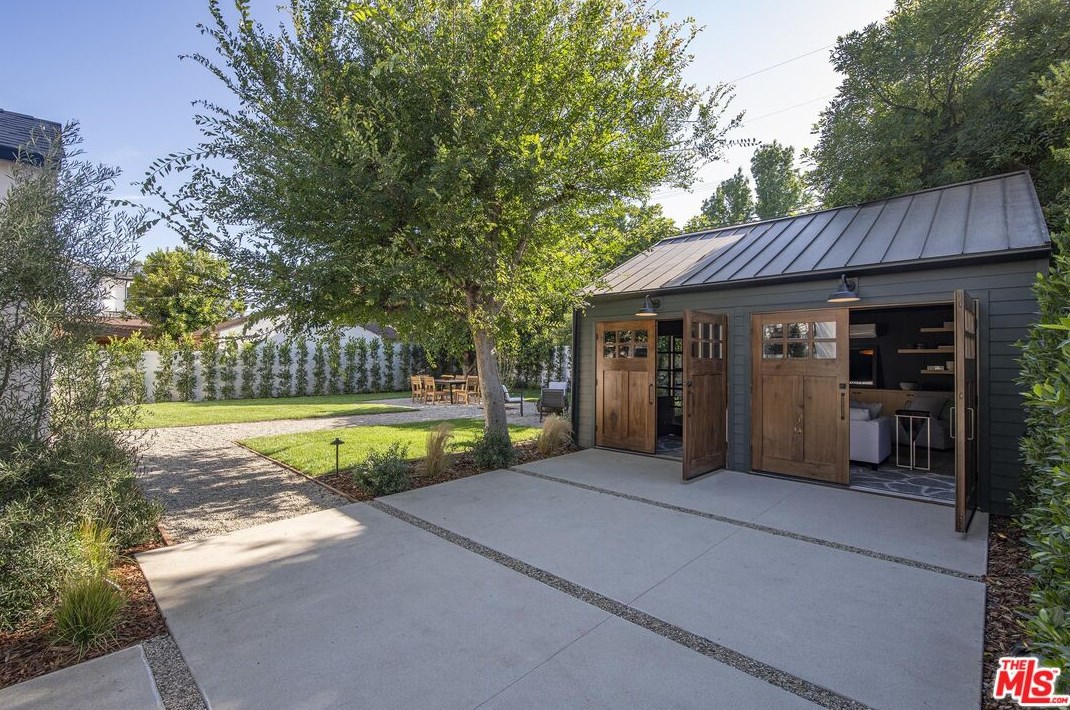 4845 Matilija Ave, Van Nuys CA  91423-2422 exterior