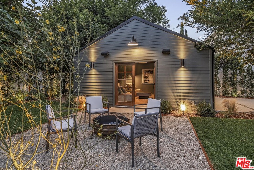 4845 Matilija Ave, Van Nuys CA  91423-2422 exterior