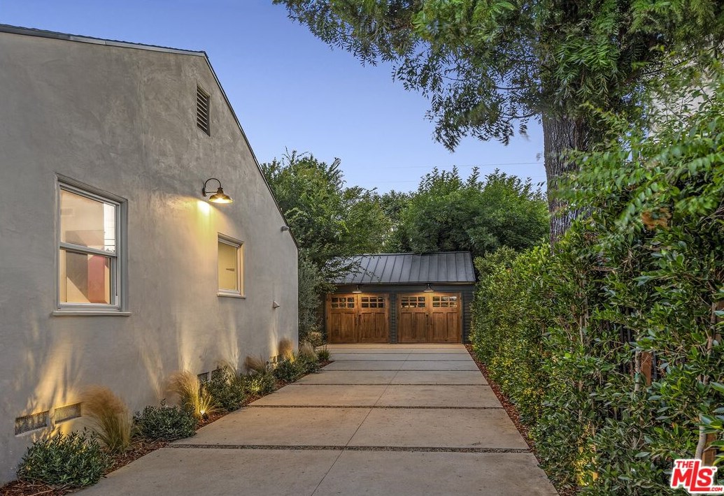 4845 Matilija Ave, Van Nuys CA  91423-2422 exterior