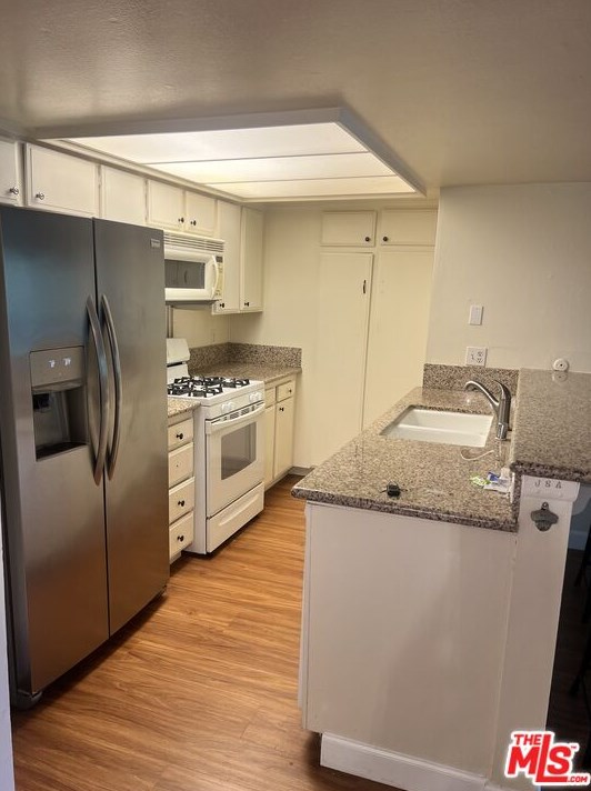 2700 Cahuenga Blvd, Los Angeles CA  90068-2126 exterior