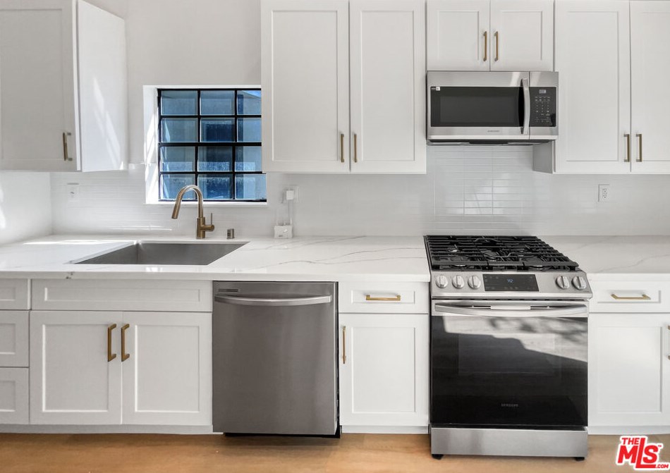 2514 Macarthur Blvd, Santa Ana CA  92704-7100 exterior