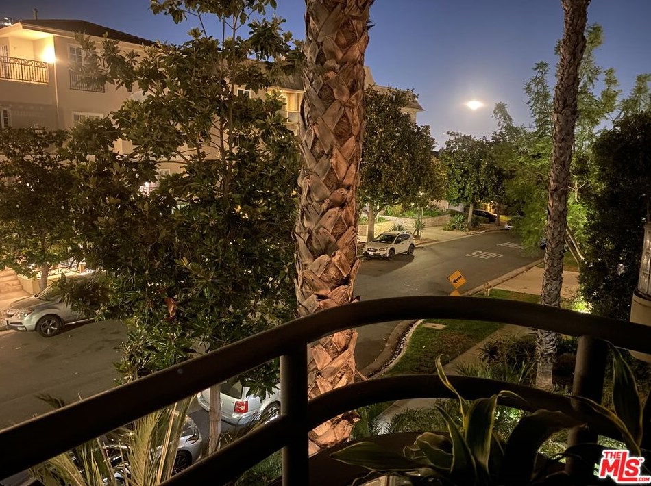 1819 Holmby Ave, Los Angeles CA  90025-4977 exterior
