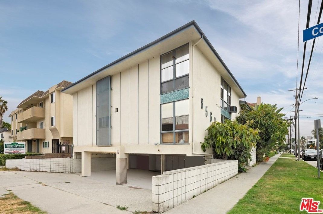 8560 Whitworth Dr, Los Angeles CA  90035-2529 exterior