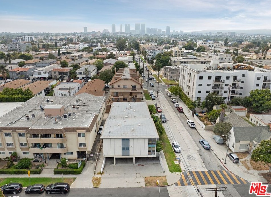 8560 Whitworth Dr, Los Angeles CA  90035-2449 exterior