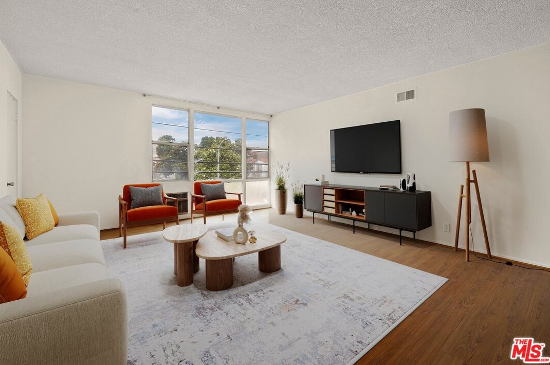 8560 Whitworth Dr, Los Angeles CA  90035-2449 exterior