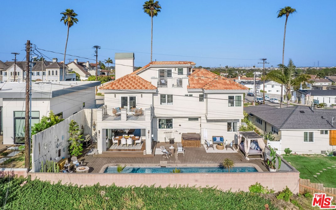 807 Meyer Ln, Redondo Beach, CA 90278