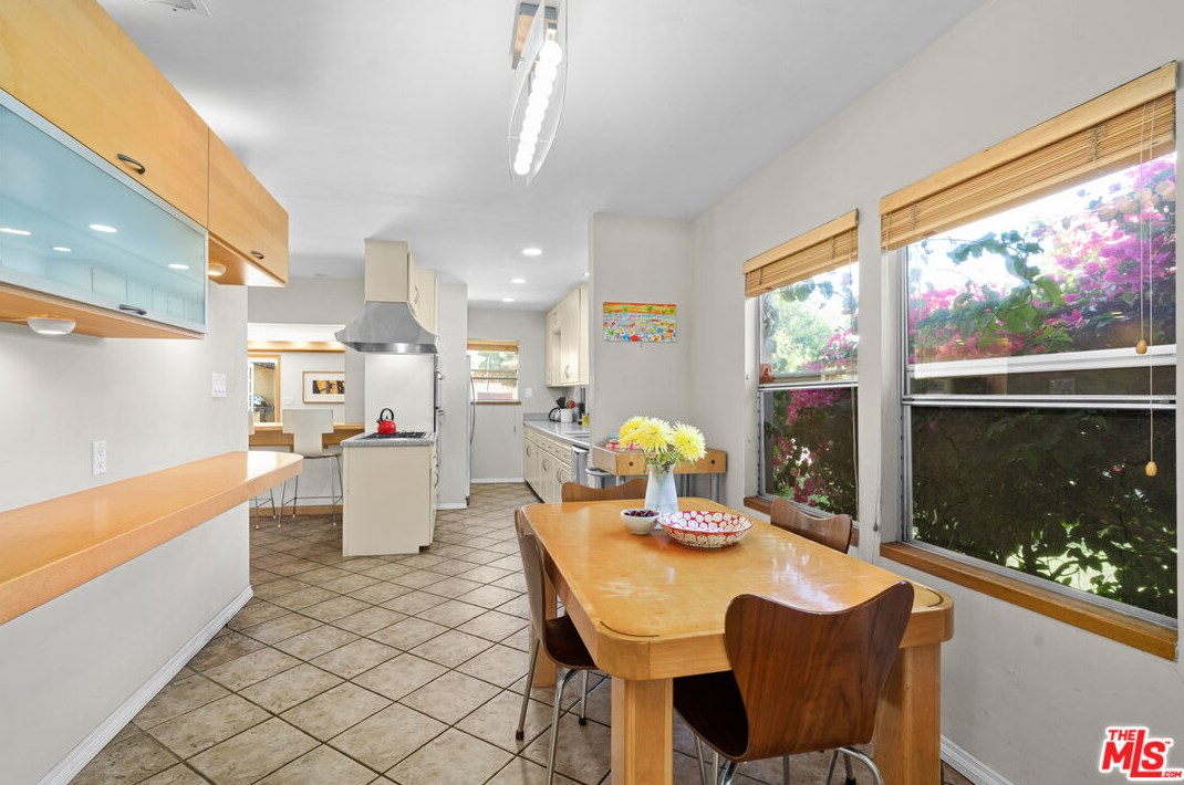 7301 82nd St, Los Angeles CA  90045-2418 exterior