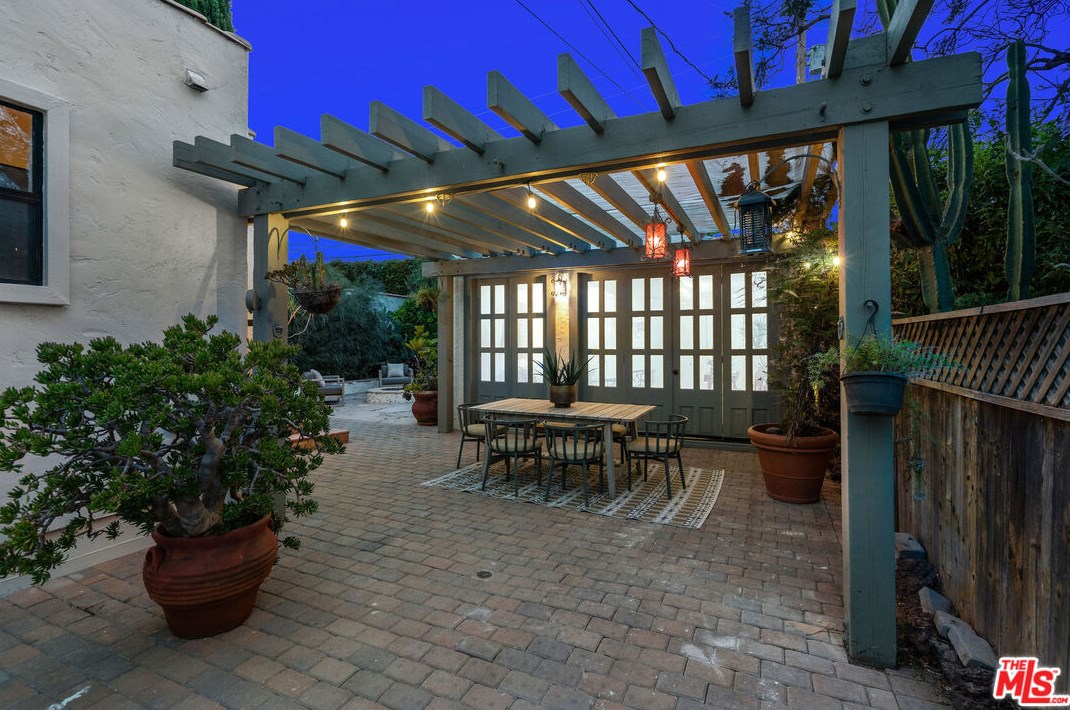 9107 Hargis St, Los Angeles CA  90034-1928 exterior