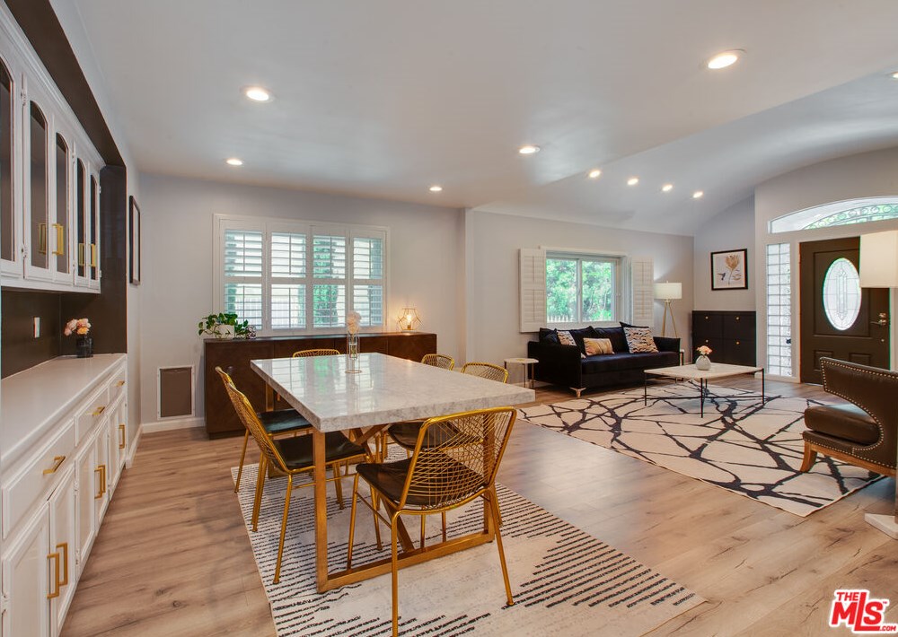 1322 Meadowbrook Ave, Los Angeles CA  90019-2871 exterior