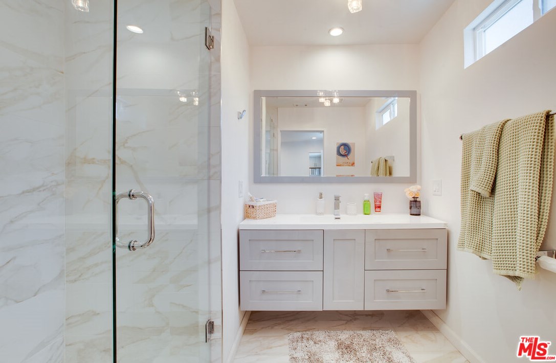 1322 Meadowbrook Ave, Los Angeles CA  90019-2871 exterior