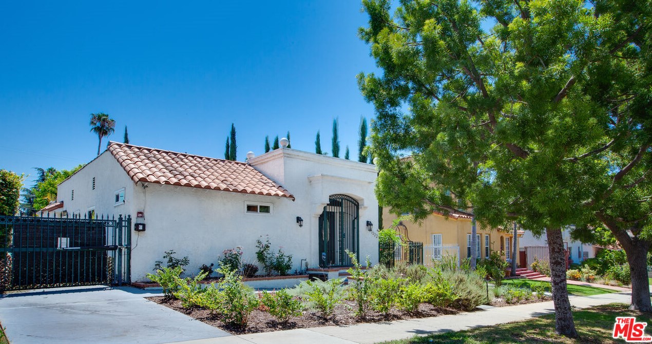 1322 Meadowbrook Ave, Los Angeles CA  90019-2871 exterior