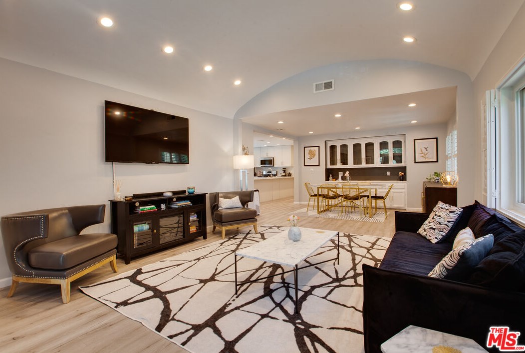 1322 Meadowbrook Ave, Los Angeles CA  90019-2871 exterior
