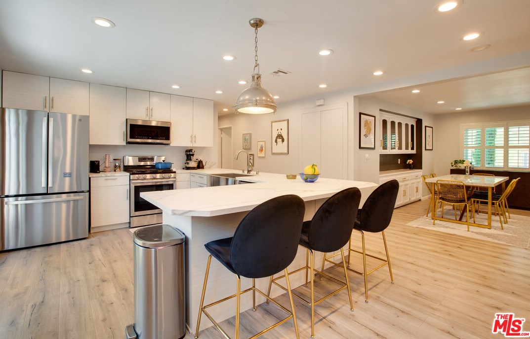 1322 Meadowbrook Ave, Los Angeles CA  90019-2871 exterior
