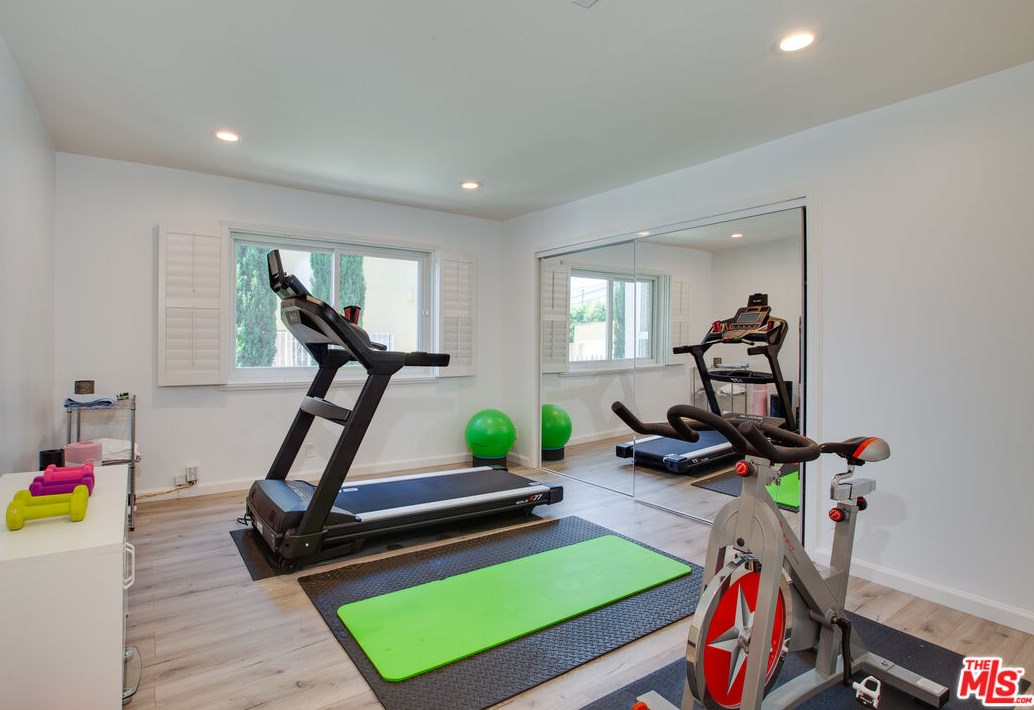 1322 Meadowbrook Ave, Los Angeles CA  90019-2871 exterior