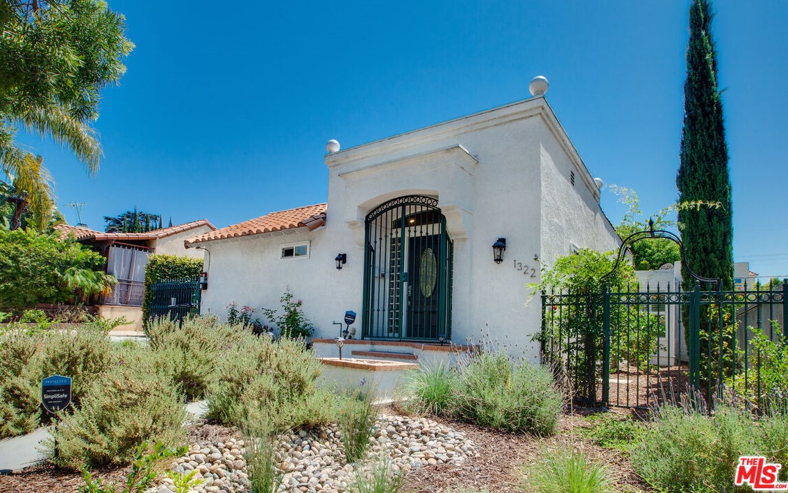1322 Meadowbrook Ave, Los Angeles CA  90019-2871 exterior