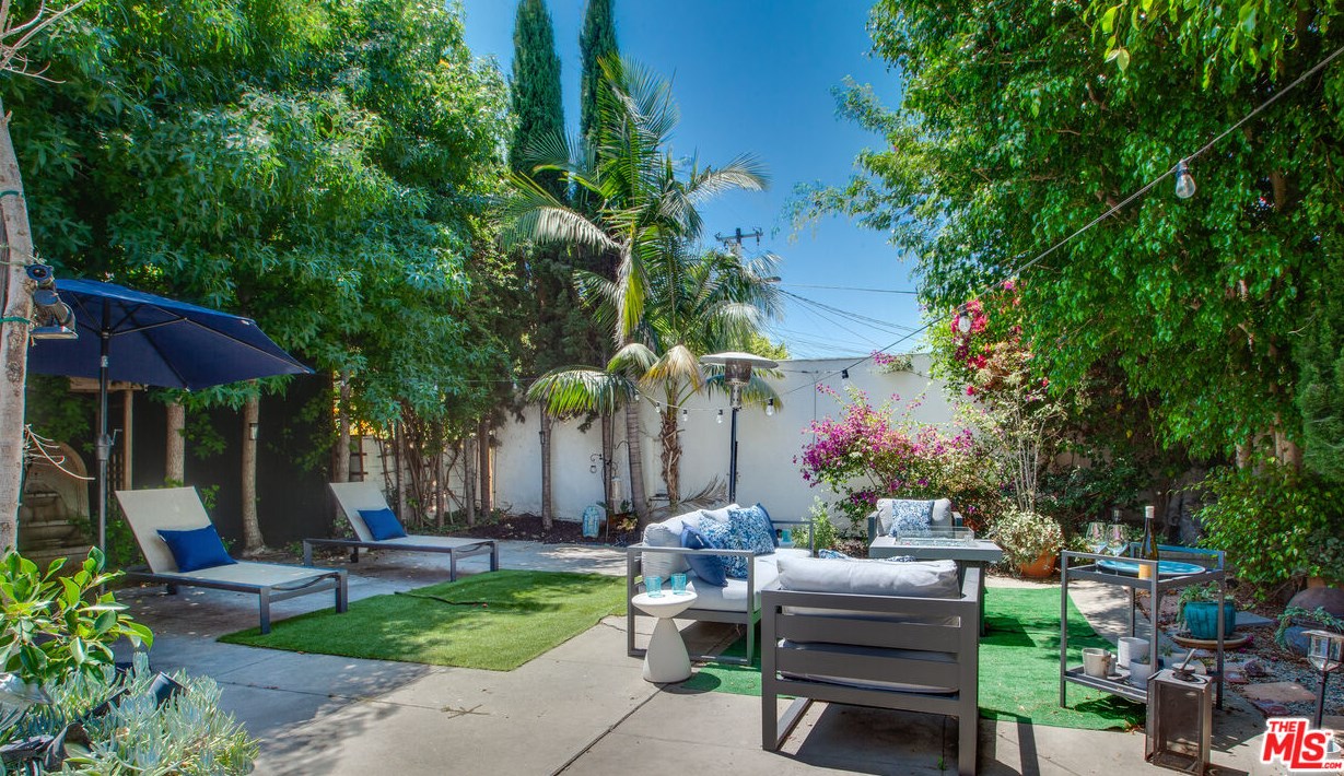 1322 Meadowbrook Ave, Los Angeles CA  90019-2871 exterior