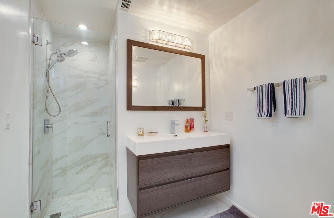 1322 Meadowbrook Ave, Los Angeles CA  90019-2871 exterior