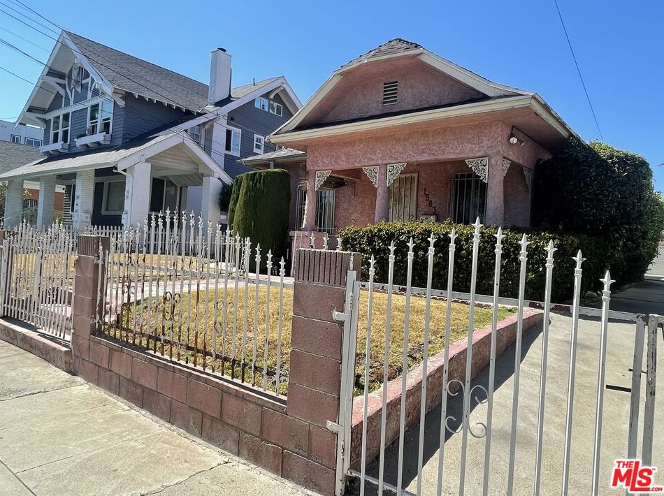 1583 35th Pl, Los Angeles, CA 90018-3926