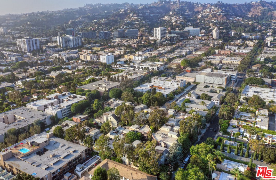 950 Kings Rd, Los Angeles CA  90069-4322 exterior