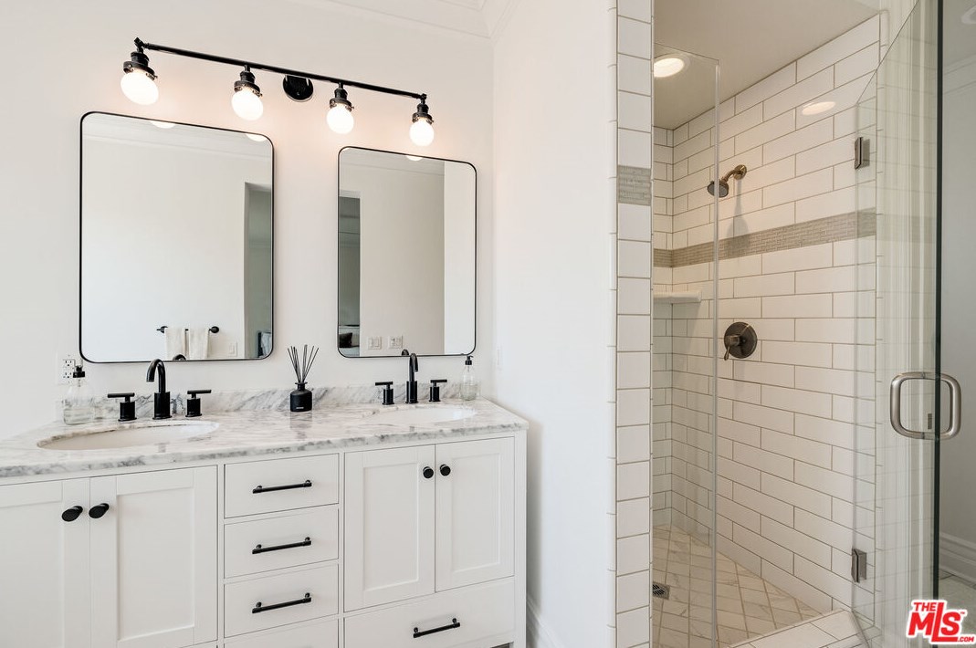 8308 Altavan Ave, Los Angeles CA  90045-2524 exterior