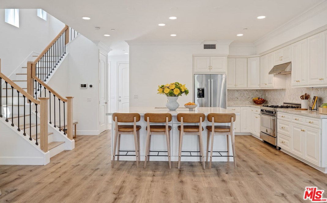 8308 Altavan Ave, Los Angeles CA  90045-2524 exterior