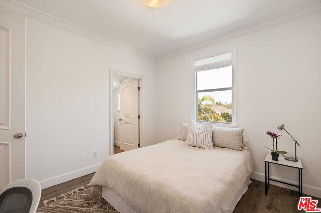 8308 Altavan Ave, Los Angeles CA  90045-2524 exterior