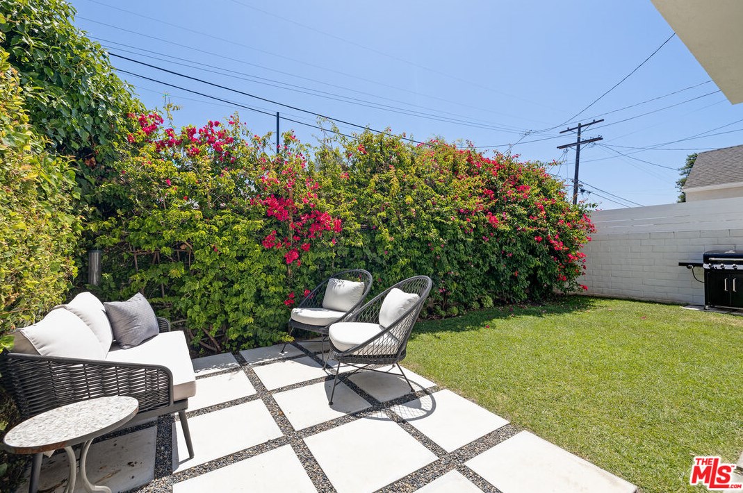 8308 Altavan Ave, Los Angeles CA  90045-2524 exterior