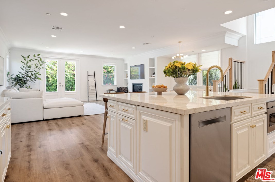 8308 Altavan Ave, Los Angeles CA  90045-2524 exterior