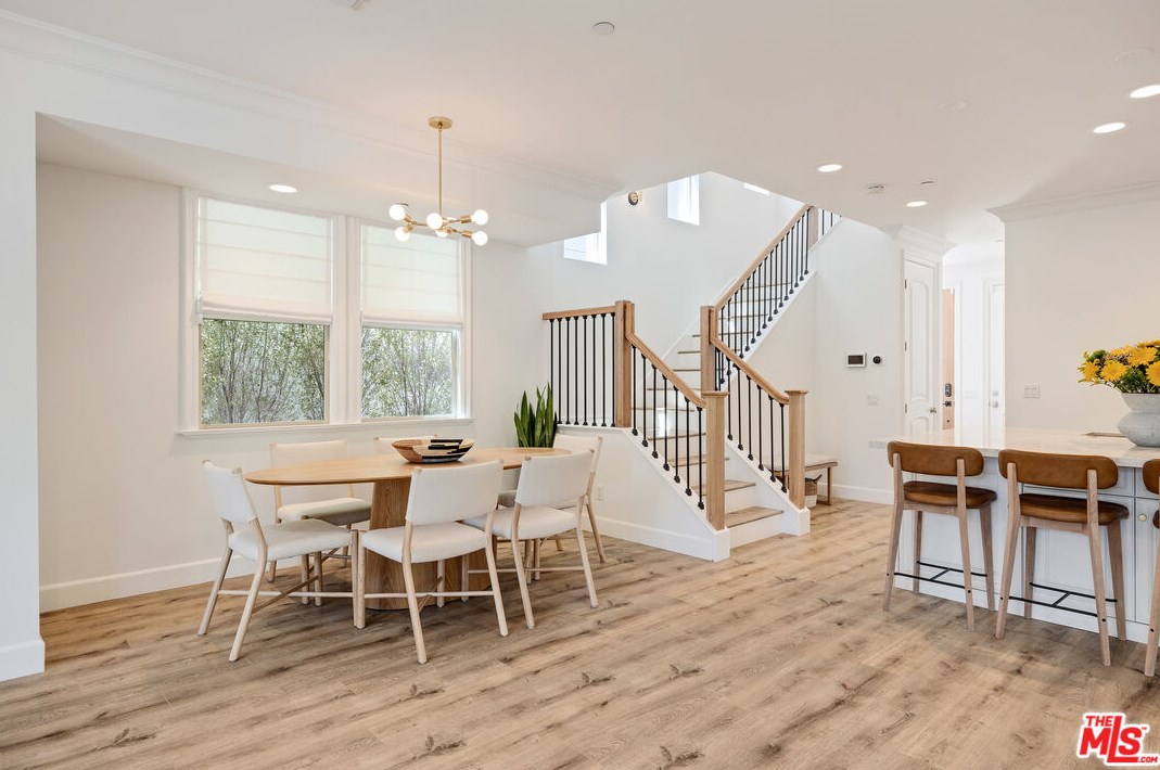 8308 Altavan Ave, Los Angeles CA  90045-2524 exterior