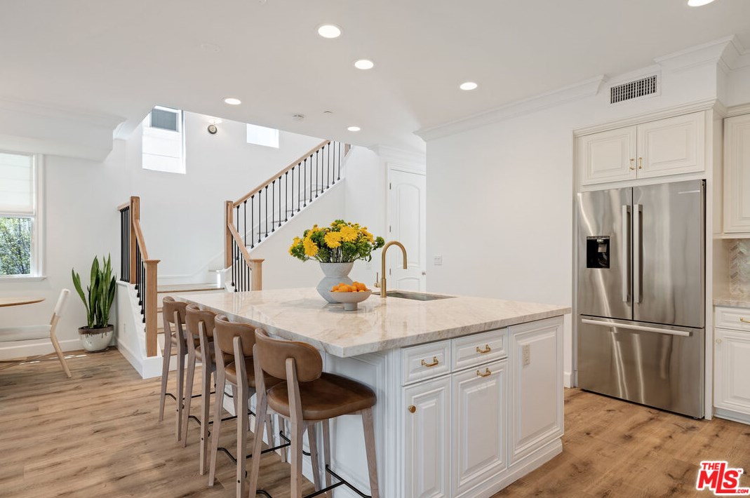 8308 Altavan Ave, Los Angeles CA  90045-2524 exterior