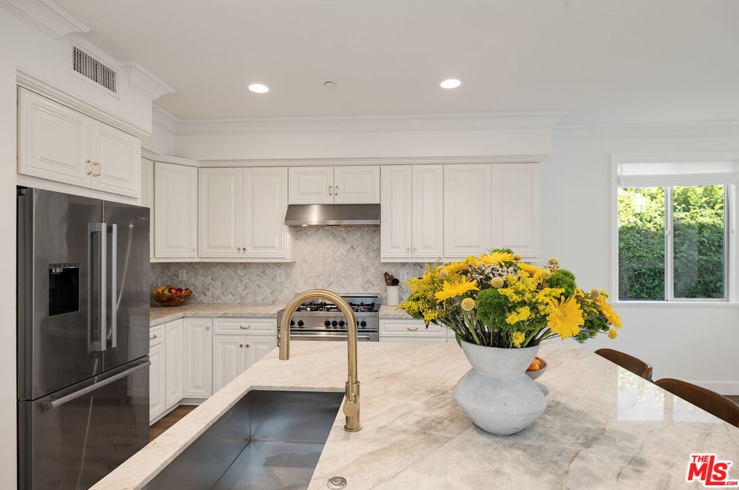 8308 Altavan Ave, Los Angeles CA  90045-2524 exterior